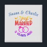 Imã Nomes Personalizados de Aniversário de Casamento d<br><div class="desc">Comemore seu quinto aniversário de casamento com este imã. Personalize os nomes em texto azul para o seu ou para o casal que está celebrando este marco. Perfeito para um favor do partido também!</div>