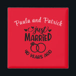 Imã Nomes personalizados do 40º aniversário de casamen<br><div class="desc">Comemore seu quadragésimo aniversário de casamento com este fundo vermelho rubi,  imã personalizado. Personalize os nomes em texto preto para o seu ou para o casal que comemora este marco. Excelente para um favor do partido também!</div>