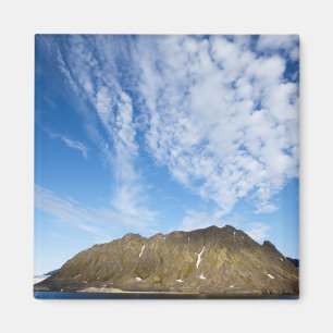 Imã Noruega, Svalbard, Nuvens acima de penhascos íngre