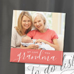 Imã Nós Te Amo Foto Personalizada Da Avó<br><div class="desc">Magnetos personalizados de barato personalizados personalizados com suas fotos e texto. Adicione uma foto especial com sua mãe ou avó para Dia de as mães. O texto diz "Nós Amo-Te Vovó" ou personaliza-o com a tua própria mensagem. Use as ferramentas de design para adicionar mais fotos, alterar a cor do...</div>