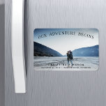 Ímã Nossa Aventura Começa | Salvar a data<br><div class="desc">Um rústico salve o ímã de fotos para o casal ao ar livre e aventureiro, projetado para acomodar sua foto favorita de noivado de sangramento horizontal ou orientada a paisagem. "Nossa Aventura Começa" aparece como uma sobreposição de texto arquivada no topo, com seus nomes, data de casamento e local do...</div>