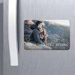 Ímã Nossa Aventura Começa | Salvar a data<br><div class="desc">Um rústico salve o ímã de fotos para o casal ao ar livre e aventureiro, projetado para acomodar sua foto favorita de noivado de sangramento horizontal ou orientada a paisagem. "Nossa Aventura Começa" aparece como uma camada branca ao longo do fundo, com seus nomes, data do casamento e local do...</div>