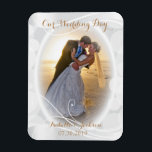 Ímã Nossa Guarda do Dia do Casamento<br><div class="desc">Magneta de Fotografia Design branca. Nosso Dia de Casamento - Foto do DIY. Adicione sua foto e mude o texto para atender às suas necessidades. Este design funciona como excelente para noiva e noivo ou qualquer outra foto. Se for necessário... você pode excluir todo o texto e começar a ser...</div>