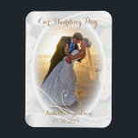 Ímã Nossa Guarda do Dia do Casamento<br><div class="desc">Magneta de Fotografia Design branca. Nosso Dia de Casamento - Foto do DIY. Adicione sua foto e mude o texto para atender às suas necessidades. Este design funciona como excelente para noiva e noivo ou qualquer outra foto. Se for necessário... você pode excluir todo o texto e começar a ser...</div>