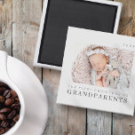 Imã Nosso Primeiro Natal como Avós Modernos Chic<br><div class="desc">Design é composto por tipografia quic moderna com sans serif e serif font. Adicione uma foto personalizada de bebê e ano.</div>