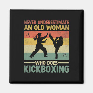 Imã Nunca Subestime Uma Mulher Idosa Que Pratica Kickb