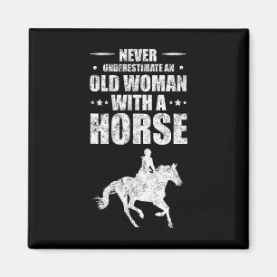 Imã Nunca Subestime Uma Mulher Velha Com Um Cavalo