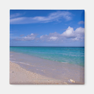 Imã Nuvem no céu azul sobre o Sandy Beach