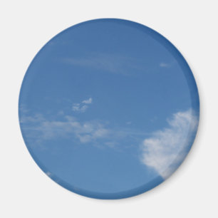 Imã nuvens brancas do céu azul escuro