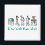 Imã NYC Chanukah, Feriados Judaicos em Nova Iorque Han<br><div class="desc">Apresenta uma ilustração original de marcos clássicos de Nova Iorque, incluindo Washington Square Arch, Brooklyn Bridge, e Estátua da Liberdade, "vestidos" para as férias. Perfeito para qualquer um que vive ou ama o "puxa-saco" da NYC durante a temporada de Chanucá. Esta ilustração de feriado também está disponível em outros produtos....</div>