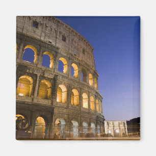 Imã o ampitheatre de Colosseum iluminado na noite