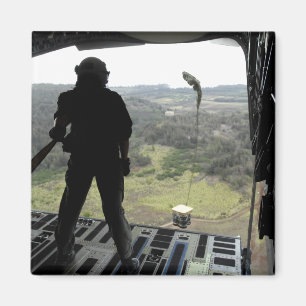 Imã O aviador olha um pacote da prática cair