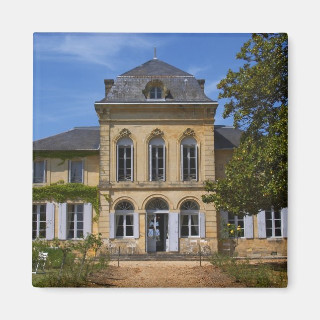 Imã O edifício principal do castelo, renovado por (Frente)