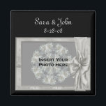 Imã O Elegante Silver Frame Wedding Favorece Magnet Fo<br><div class="desc">Elegante quadro prateado com um arco, exceto a data do anúncio do casamento a favor do ímã do refrigerador. Preparado para sua foto especial. Substitua suas informações no modelo. Faça mais alterações no texto e tamanho da fonte, estilo e cor. Adicione sua foto clicando em Alterar e carregue sua foto....</div>
