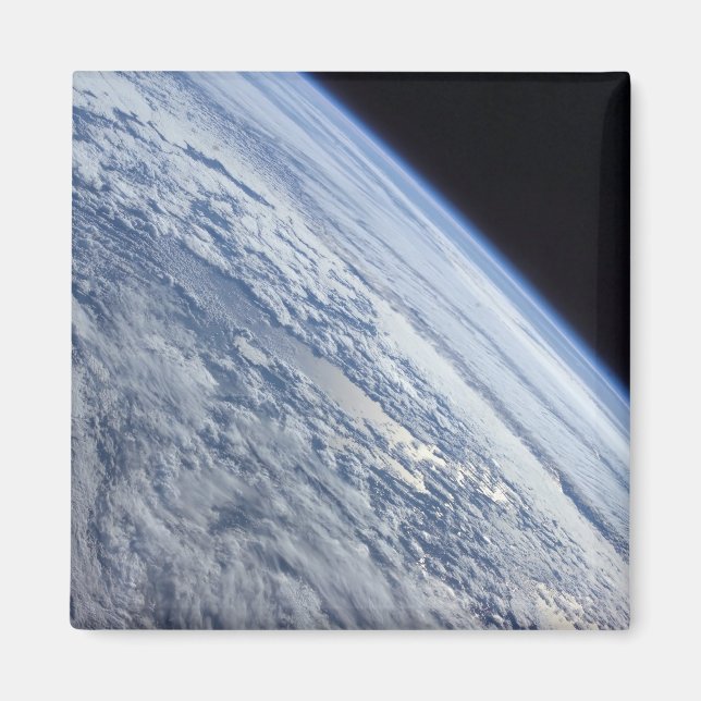 Imã O horizonte da Terra contra a escuridão do espaço (Frente)