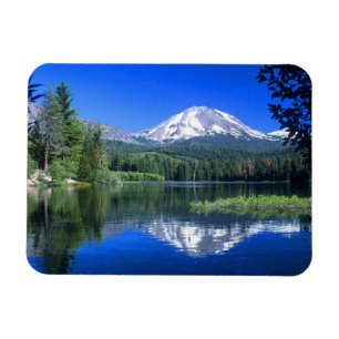 Ímã O Monte Lassen sobe acima do Lago Manzanita