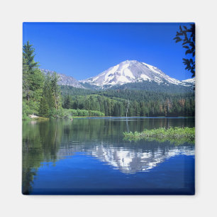 Imã O Mt. Lassen se ergue acima do Lago Manzanita