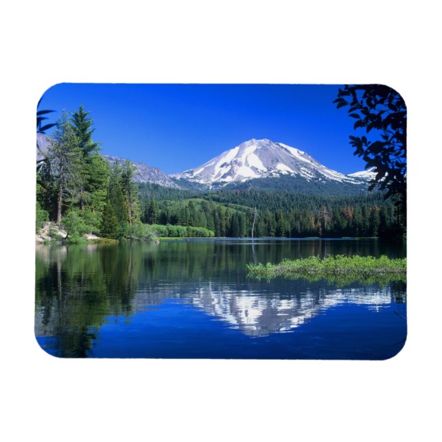 Ímã O Mt. Lassen se ergue acima do Lago Manzanita (Horizontal)