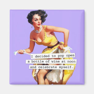 Imã O pop abre uma garrafa do vinho no meio-dia