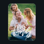 Ímã O Script com Letra de Nossa Família Personalizável<br><div class="desc">Mostre um momento especial de sua família com ímã de fotos personalizável. Este ímã fotográfico apresenta um script branco,  com letra de mão,  "nossa família". Personalize adicionando sua foto e texto. Isso será perfeito como presente de formatura.</div>