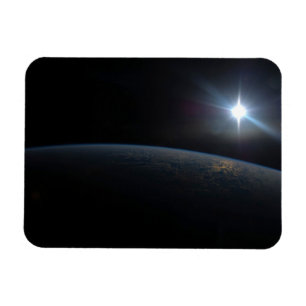 Ímã O Sol Se Situando Sobre O Horizonte Da Terra.