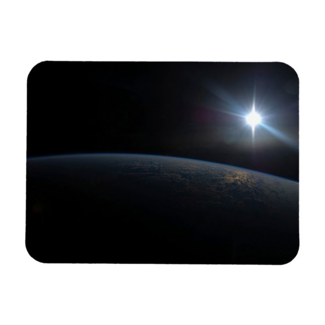 Ímã O Sol Se Situando Sobre O Horizonte Da Terra. (Horizontal)