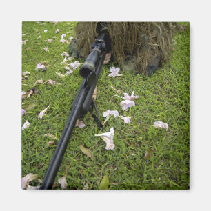 Imã O soldado pratica táticas do atirador furtivo