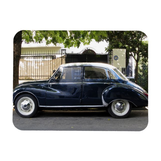 Ímã O velho, mas muito bem guardado carro Audi. (Horizontal)