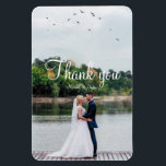 Ímã Obrigado moderno minimalista de fotos de casamento<br><div class="desc">Personalize seu dia especial com aquela foto de casamento que você mais adora. Uma boa mensagem simples enviada com amor e gentileza para aqueles que você mais gosta.</div>