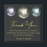 Imã obrigado que você bota na discoteca, casamento de<br><div class="desc">deco de fundo por freepik.com na moda três bolas discográficas: azul,  amarelo,  rosa e roxo,  obrigado de fundo preto-ouro que você imprime com mensagem.</div>