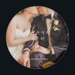 Imã Obrigado Script Wedding Foto<br><div class="desc">Obrigado, magnatas da manutenção do casamento pela sua família e amigos que compareceram à sua celebração do casamento. Personalize com sua foto e seus nomes. Estes podem ser usados como um favor de casamento ou enviados como um obrigado para você depois da cerimônia. Entre em contato comigo através do botão...</div>