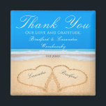 Imã Ocean Blue Beach Wedding 2 Hearding Sand<br><div class="desc">Este Casamento de Praia Azul no Oceano 2 Corações no Anel de Areia é um favor perfeito para o casamento. Os nossos produtos de casamento Blue Hearts na Praia estão disponíveis numa grande variedade de produtos para o perfeito casamento de praia. Perfeito para um casamento de cruzeiro oceânico, este coração...</div>