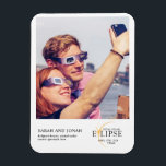 Ímã Ofertas de Casais de Foto Solar Eclipse 2024<br><div class="desc">Apresentando nossos Casais de Foto do Total Solar Eclipse 2024 Oferece o Ornamento Cerâmico, um aplauso querido capturando a magia desse evento celestial. Personalizado com sua foto favorita do eclipse solar, este ornamento comemora o momento inspirador quando o sol, a lua e a terra se alinham. Feito de cerâmica de...</div>