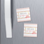 Imã Olá, Magnet maravilhosa | Tiras cor-de-rosa e espu<br><div class="desc">Olá,  linda! A imã de geladeira apresenta um delicado fundo de faixa rosa,  borda falsa dourada e um grupo de peões em tons bonito de pincel. Coordena-se com as nossas suites de convite à Pia Rosa e Blush Peony,  material de escritório,  artigos de casa e acessórios. Texto totalmente personalizável.</div>