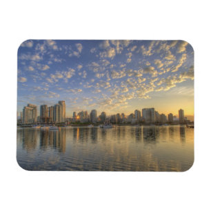 Ímã Olhando através de False Creek para a silhueta de