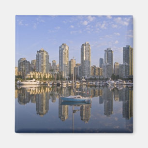 Imã Olhando através do False Creek para a silhueta de