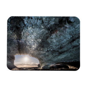 Ímã Olhando para fora de uma caverna de gelo, Islândia