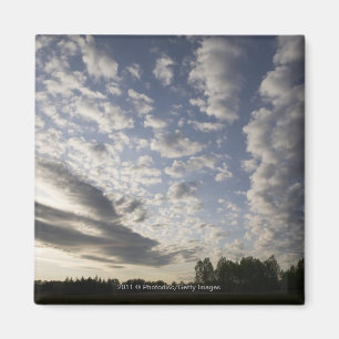 Imã Opinião do céu do horizonte com nuvens