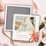 Imã Orange Oleander Flowers Foto de agradecimento Casa<br><div class="desc">Elegante Orange Oleander Flowers Foto de agradecimento. Imã de casamento fotográfico com uma foto de casamento, noiva, noiva e noivo e data de casamento. A design apresenta uma ilustração impressionante de flores vibrantes de oleandro laranja e de folhas verdes esmagadoras. O design floral quente evoca um senso de romance e...</div>
