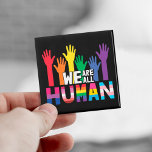 Imã Orgulho LGBTQ Todos somos mãos humanas do arco-íri<br><div class="desc">Espalhe alguma igualdade e mostre ao mundo que você é um orgulhoso membro da comunidade LGBTQ ou que você apoia a comunidade LGBT com este magnata colorido orgulho gay que mostra uma ilustração das mãos coloridas do arco-íris com a citação "Somos todos humanos".</div>