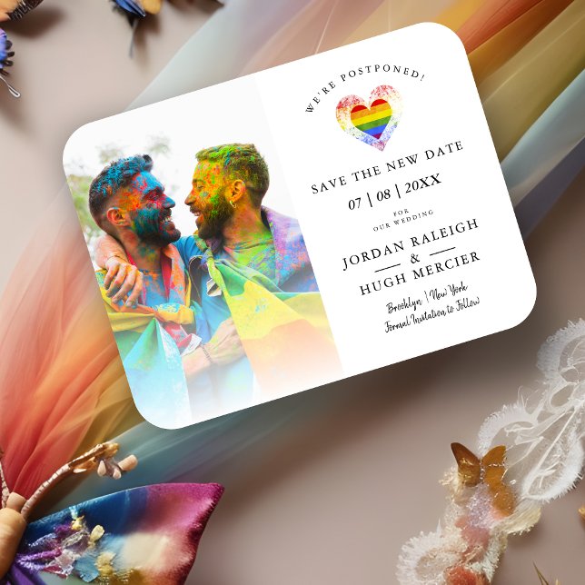Ímã Orgulho Rainbow Heart Lésbica Gay Wedding (Cute Pride Rainbow Heart for Lesbians Gays Wedding Heart Magnet Save the Date Card.)