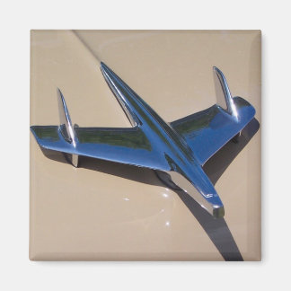 Imã ornamento clássico de capuz com fundo de coxa