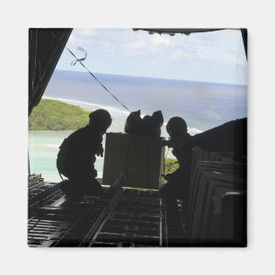 Imã Os aviadores eliminam uma pálete de bens doados