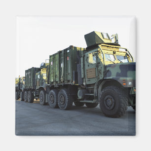 Imã Os caminhões blindados sentam-se no cais na cidad