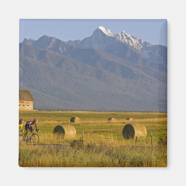 Imã Os ciclistas de veículos rodoviários correm pela e (Frente)