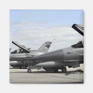 Imã Os Falcons F-16 de combate esperam para lançar-se