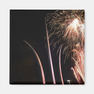 Imã Os fogos-de-artifício iluminam acima o memorial d