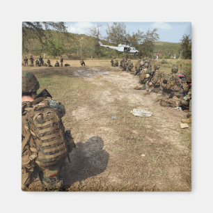 Imã Os fuzileiros americanos fornecem segurança como u