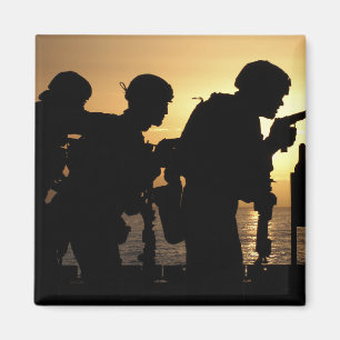 Imã Os fuzileiros navais ateiam fogo a revólveres de