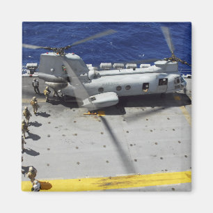 Imã Os fuzileiros navais embarcam um helicóptero do